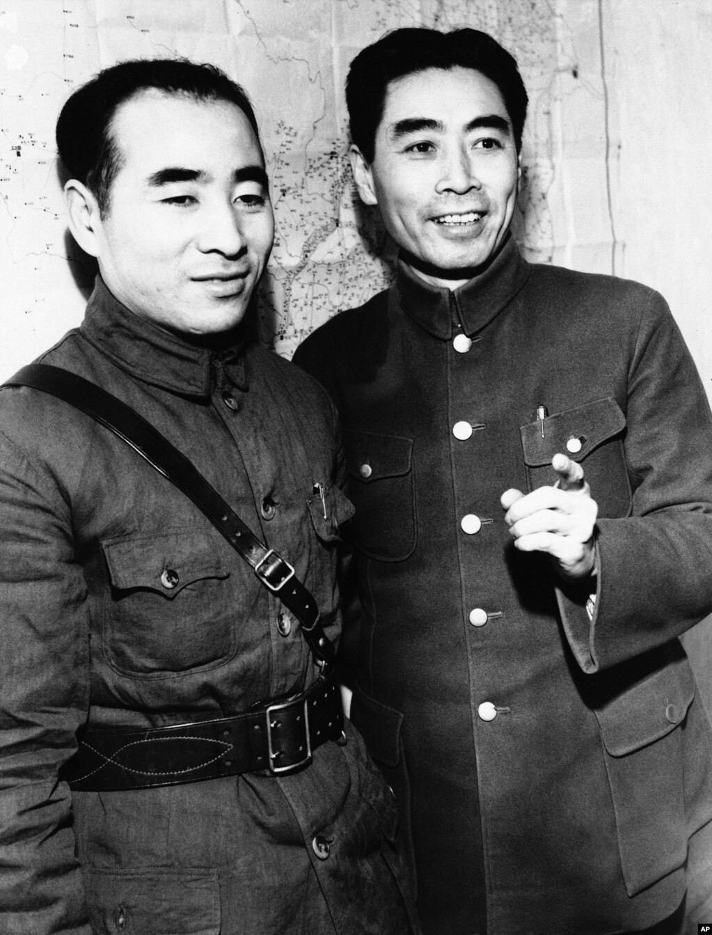 1943年，周恩来和林彪在重庆。​​​