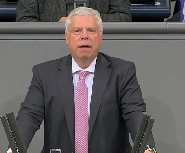 正面打不过特朗普，德国开始“剑走偏锋”了。为了守住格陵兰岛，德国总理默茨的亲信于