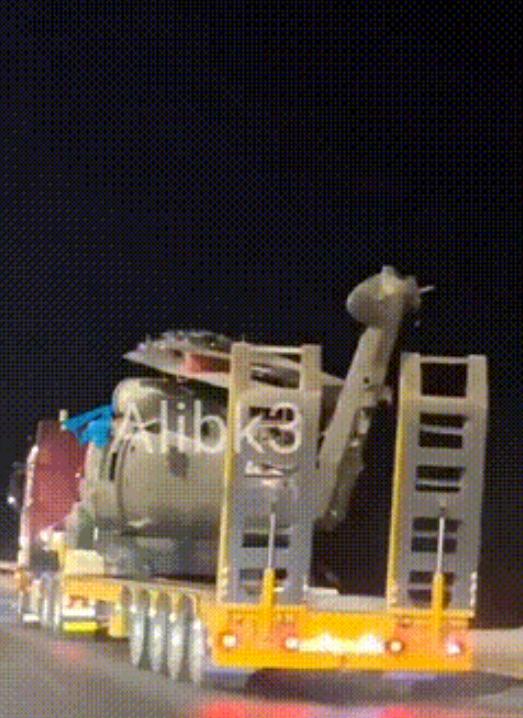 黑鹰又坠落了。伊朗弹道导弹突袭约旦境内美军基地后，当地民众拍下现场画面，美军出动