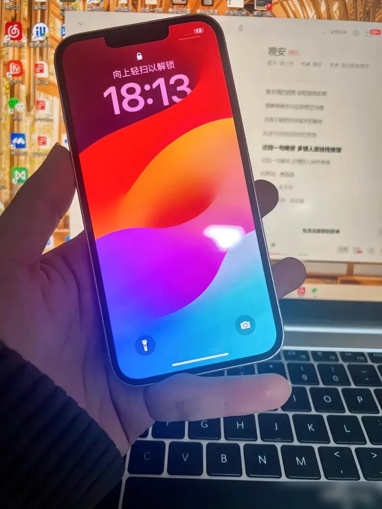 真香警告！2025年还在用iPhone13是什么体验？直角边框配A15芯片，流