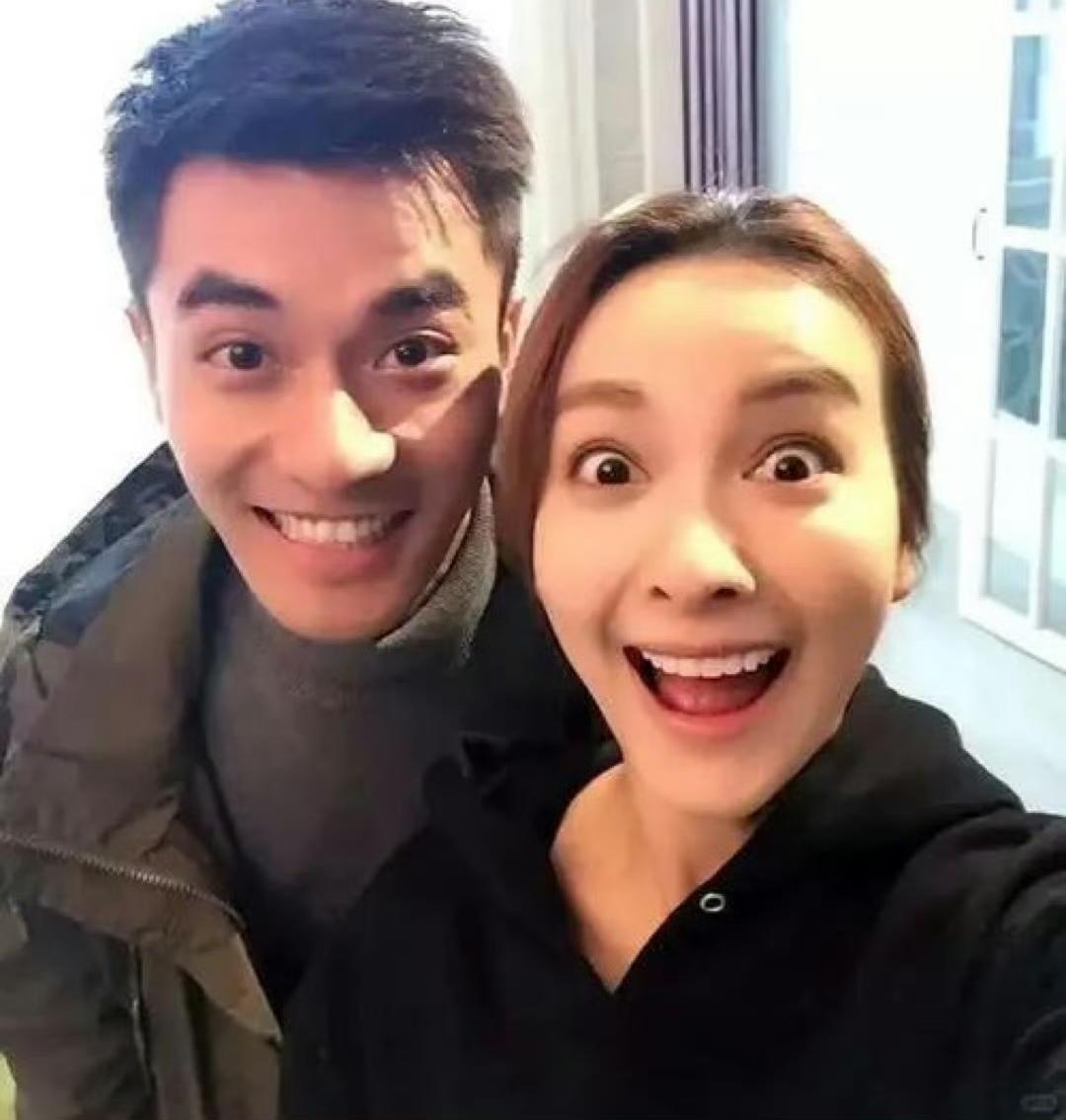 有媒体拍到了吴昕带着男友郑凯和何炅维嘉等人聚餐，两人感情十分稳定，已经在一起七年