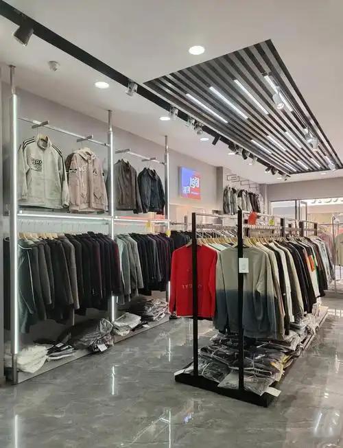 优衣库店长下达偷拍顾客指标所以说平时不喜欢出门逛街买衣服，现在网上购物多方便，还