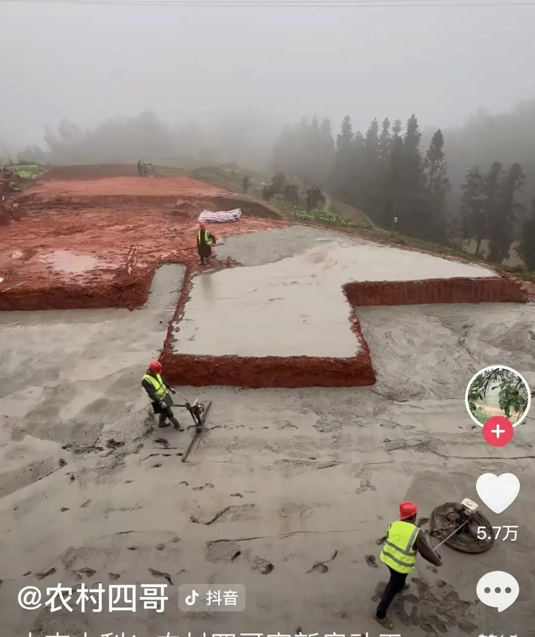 农村四哥把给王爸盖别墅的全过程拍成连续剧了。地基钢筋绑得密密麻麻，混凝土一罐接