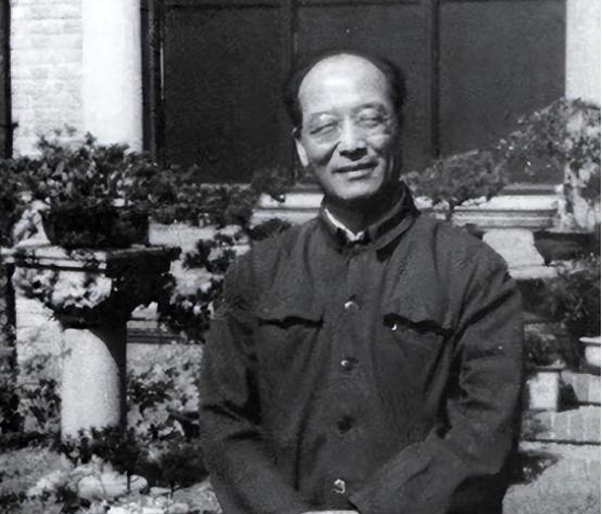 1948年，张治中让韩练成带一封信去给蒋介石。韩练成登机后，见信封未密封，便忍不