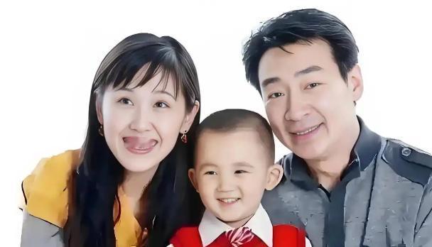 2003年，49岁的寇振海向演员李婷表达心意，没想到，李婷一口回绝道：寇老师，你