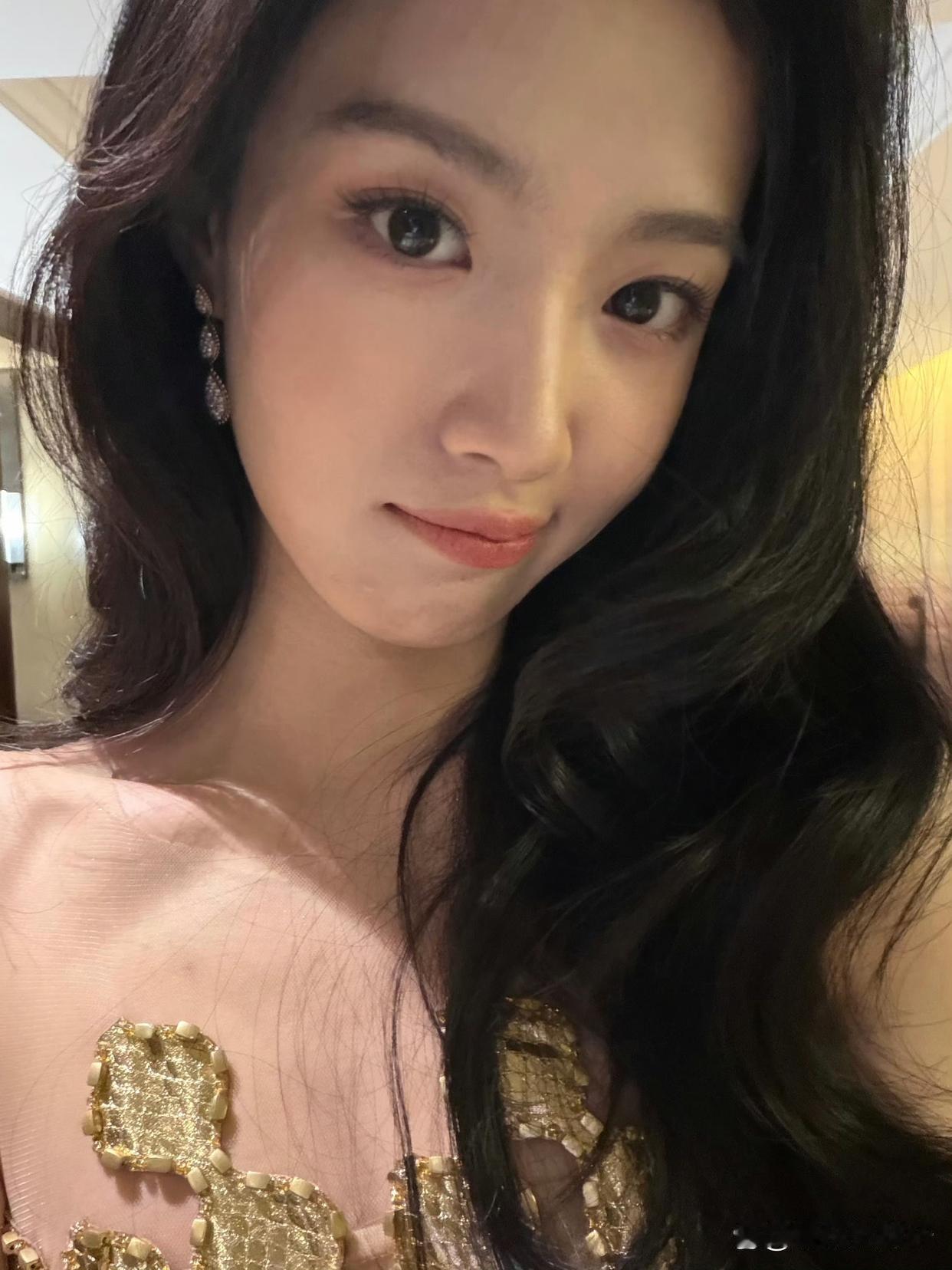 1.雷佳音的资源真的很顶，他背后不是一个大佬，而是一群资本都在捧他。2.卢昱晓跟