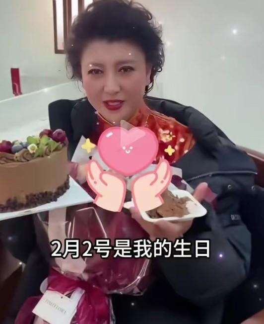 闫学晶，年近五十，复出压力比00后小花还大。最近在后台见她，拖着行李箱直接进彩