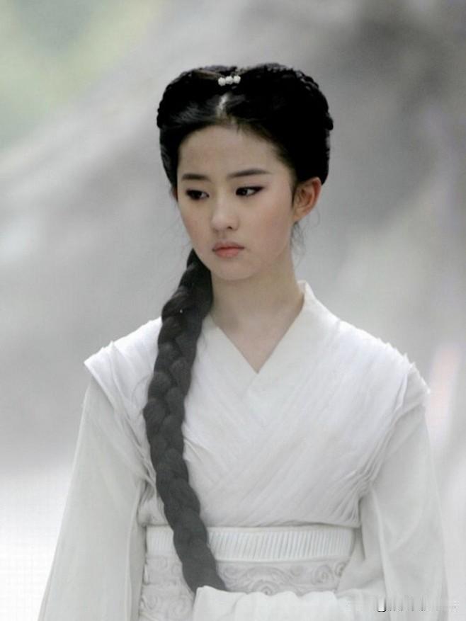 truly惊艳了时光。从《天龙八部》里温婉如玉的王语嫣，到《神雕侠侣》中清冷出