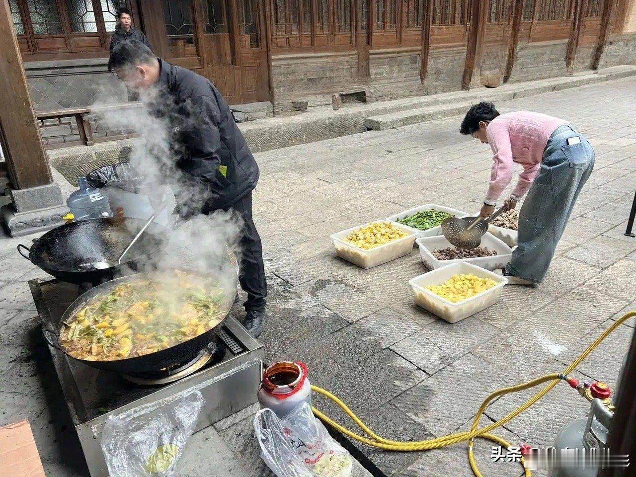 杨紫请《玉兰花开君再来》全组吃铁锅炖，做铁锅炖的好像是杨紫爸妈！自从杨紫转场上海