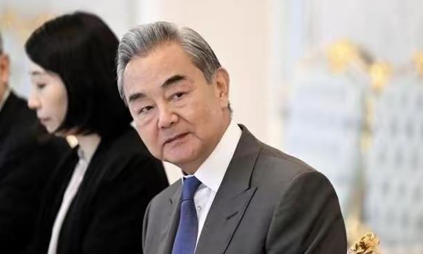 来也匆匆去也匆匆！中国外长赴菲律宾开会，一没吃饭二没和菲外长会面7月21号在