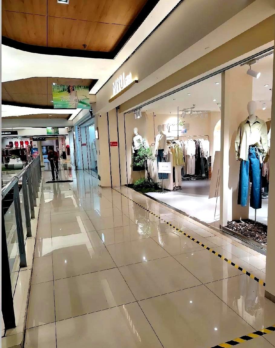 一万块砸出来的教训，一句话总结：衣服越轻，人越轻。厚外套压肩，十分钟就烦；