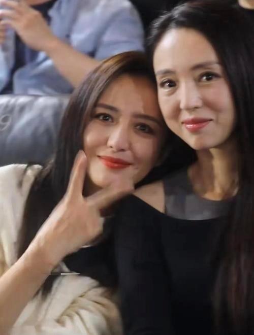 董璇佟丽娅婚宴合影，好姐妹就是要贴心抱抱，姐姐们都很漂亮很养眼​​​