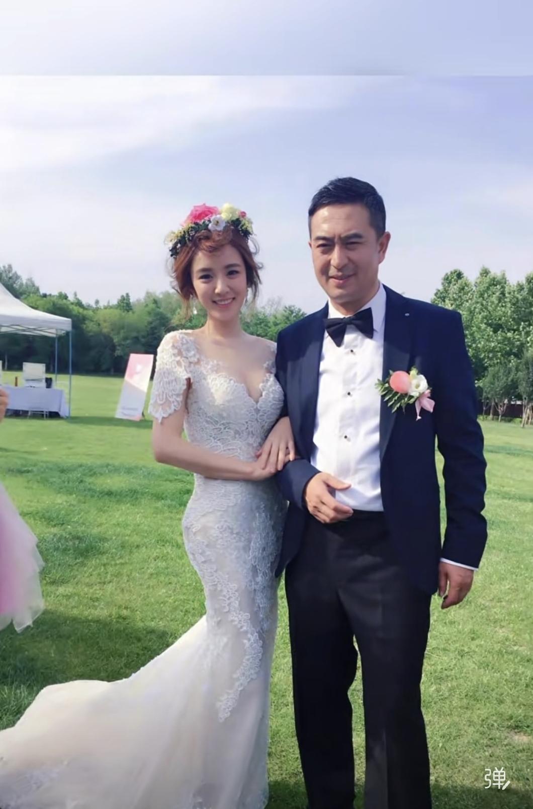 2017年，张嘉译与小自己18岁的王晓晨拍爱情剧，剧中两人的吻戏高达100场，随