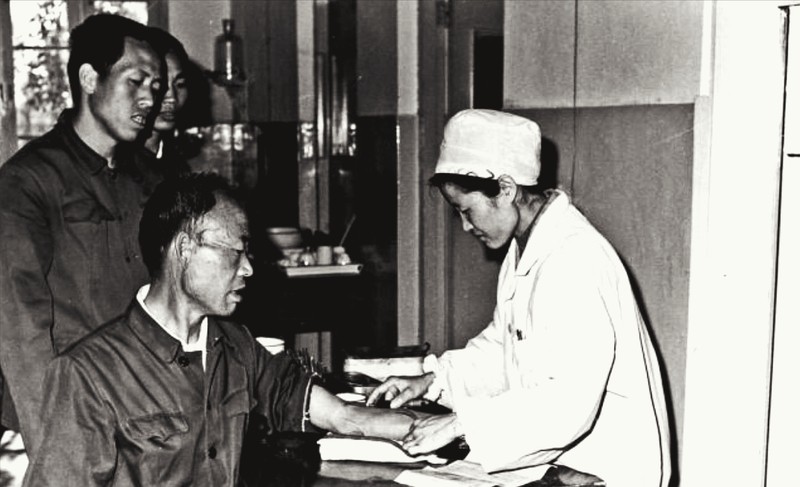 1970年，北京军区司令杨勇上将参加劳动时，被石头砸断了脚，却四处求医无门。济南