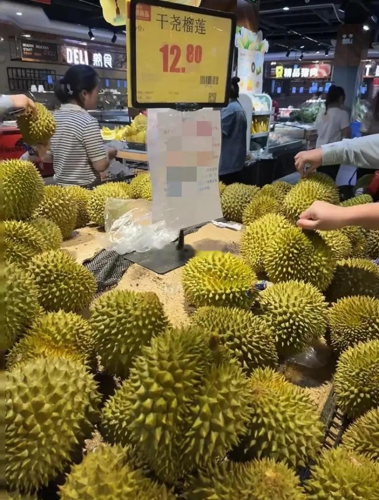 终于搞清楚了，榴莲为啥突然大降价，去查了一下这个干尧榴莲才知道，原来泰国今年增产