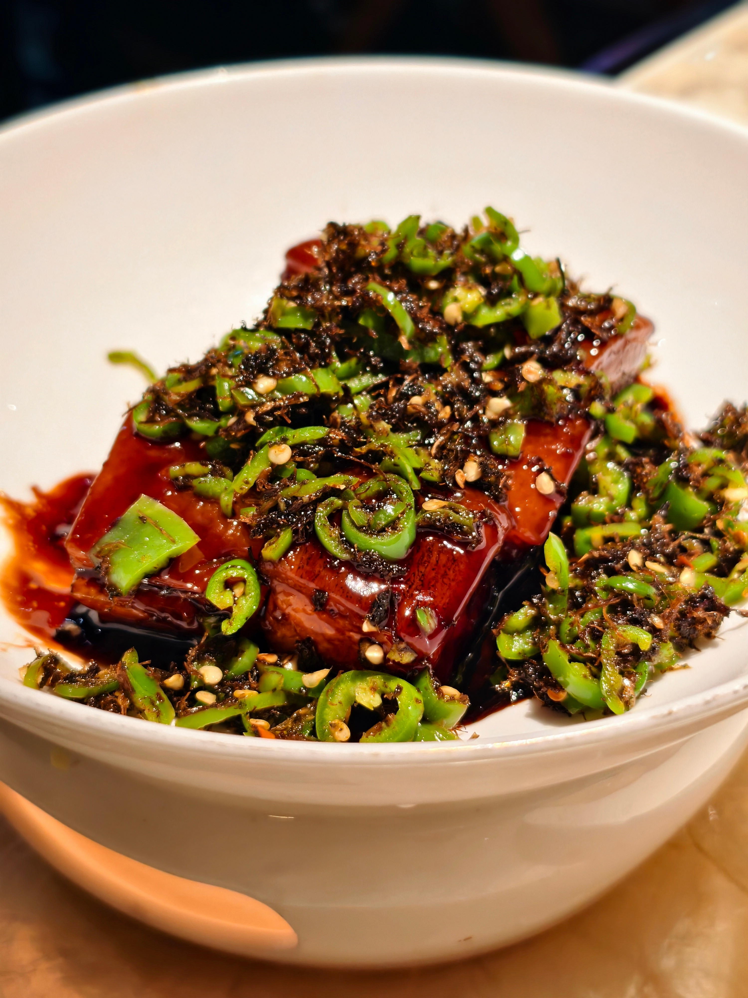 美食博主上线，吃了一道青岛菜，岩菜虎皮当家肉。感觉，其实就是红烧肉，但……搭配这