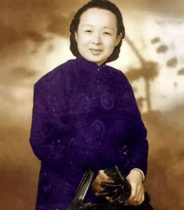 1949年8月，两名军管会干部拿着清退名单，走进上海吴淞路466号。名单第一行写