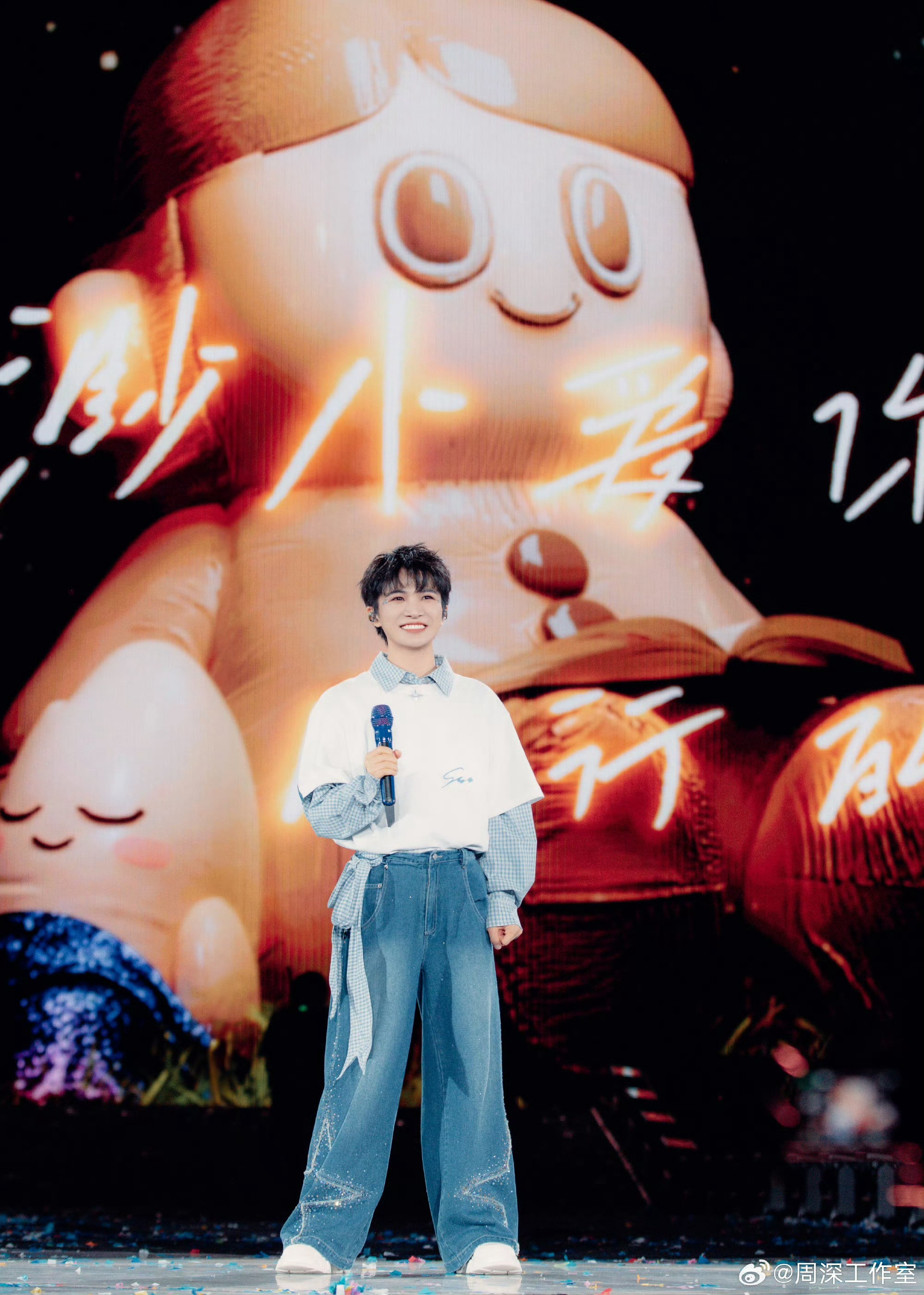 周深就很突然很突然地想起一件事，演唱会的时候深深讲起自担的时候，会解释