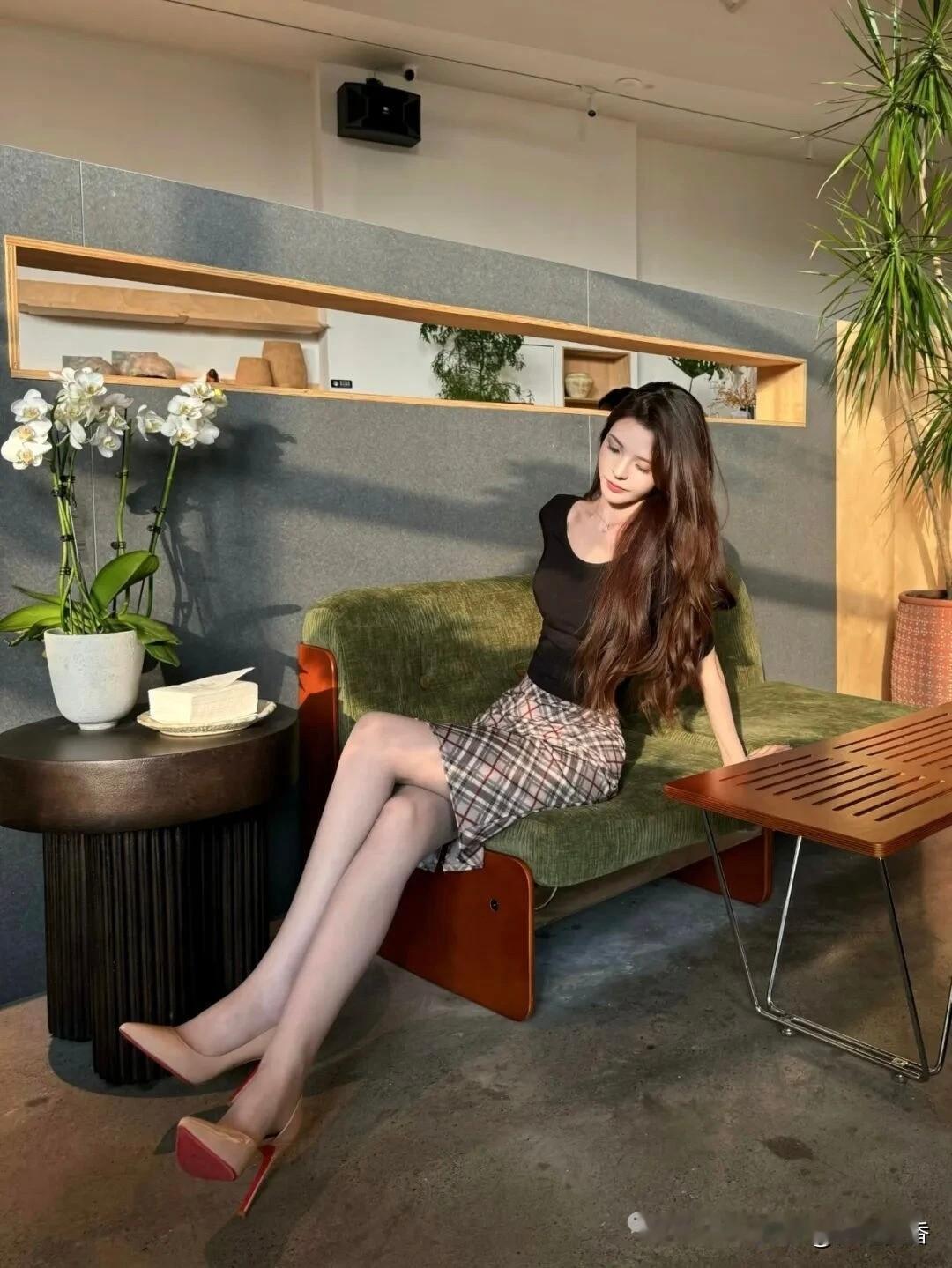 午后慵懒时光，绿植相伴，享受宁静的咖啡时光。