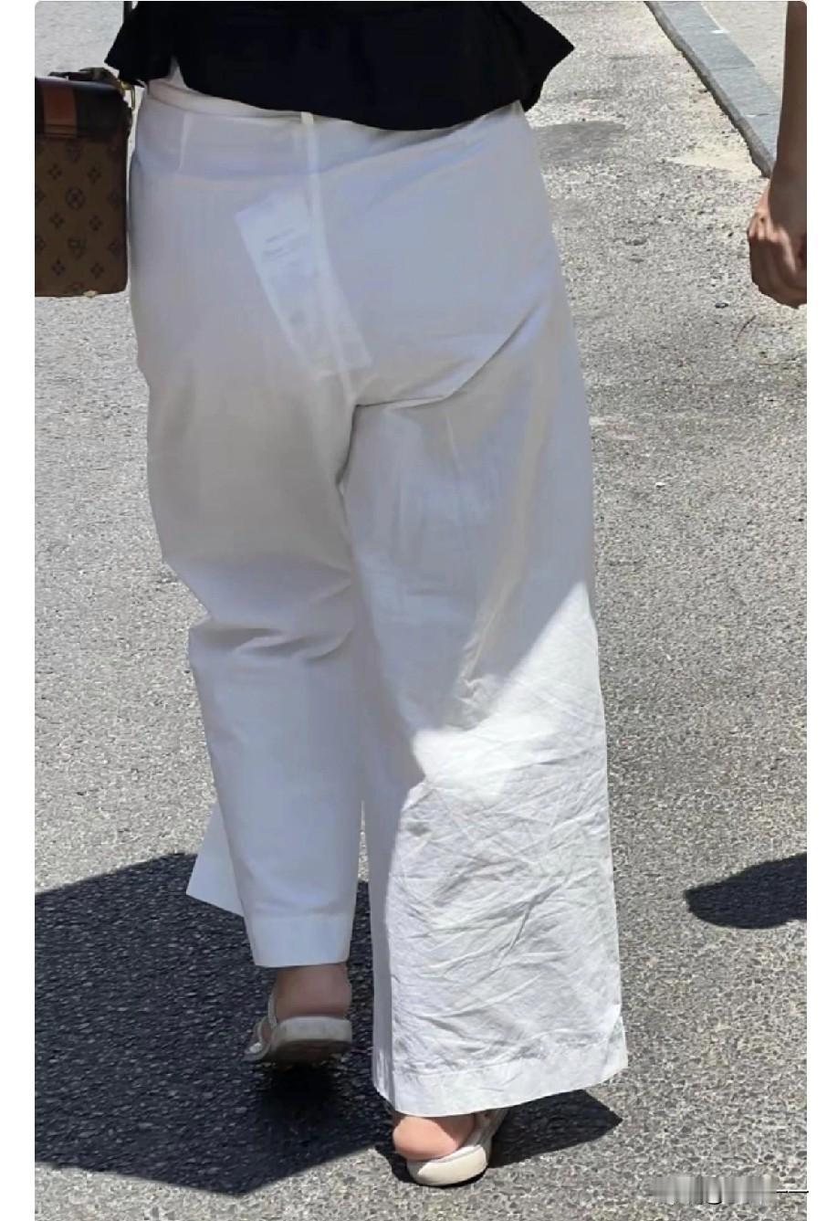 大家说说大街上这样穿着的一般都是些什么人啊？[无奈吐舌]走在大马路上，我以为看错