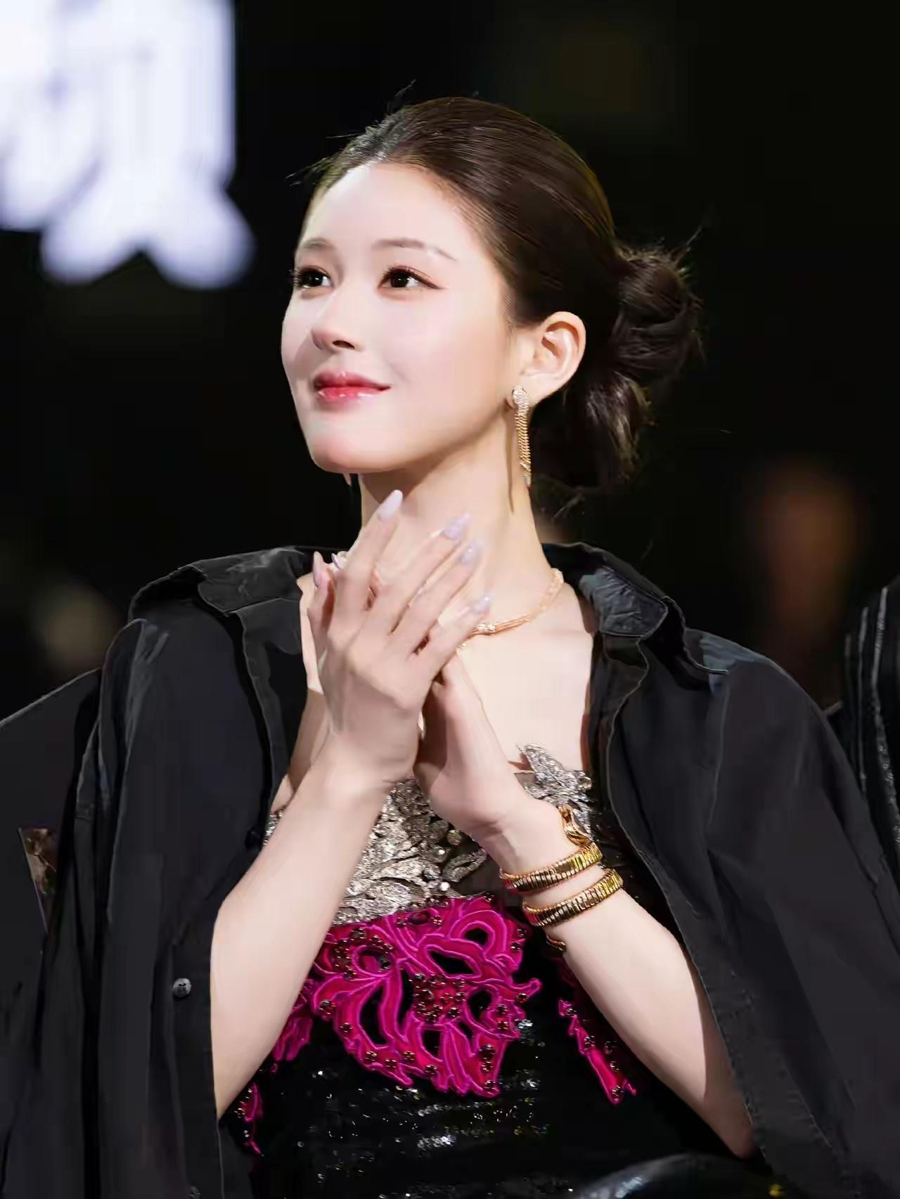 赵露思能在星光大赏压轴，只因做对了这3件事，1、爆剧在手。赵露思今年一部《许我耀