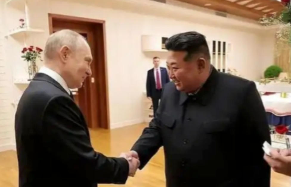 看看朝鲜的下场，就明白了我们为什么不帮俄罗斯了。朝鲜几乎是把家底都给掏空了，炮弹