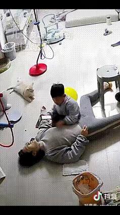 泪崩了！山东，一妈妈带着5岁的孩子在家，妈妈正准备朝凉杯中加水时，突然手，一下子