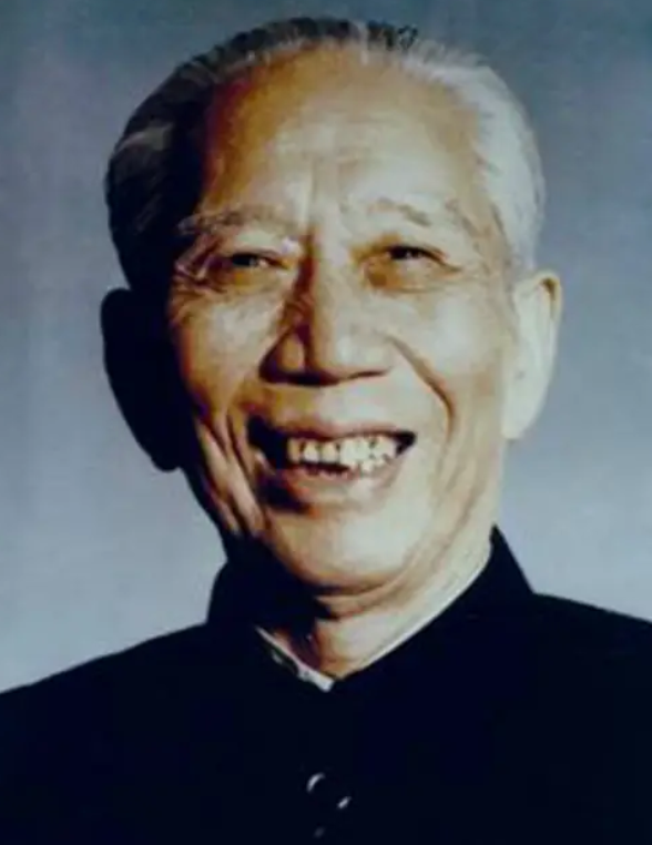 1951年春天，新疆迪化监狱里一个戴着镣铐的中年人被临时叫出牢房，他满脸疲惫，以