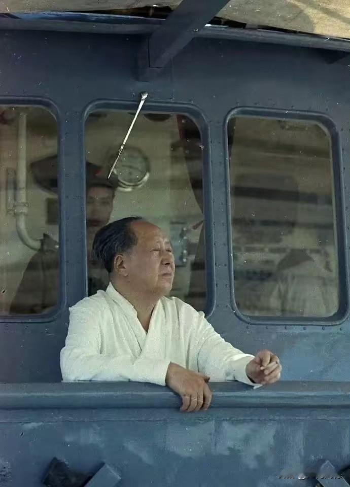 老人家穿着睡衣，手里拿着香烟，眼睛微微的闭着，似乎正在思考着什么，摄影师正是抓住