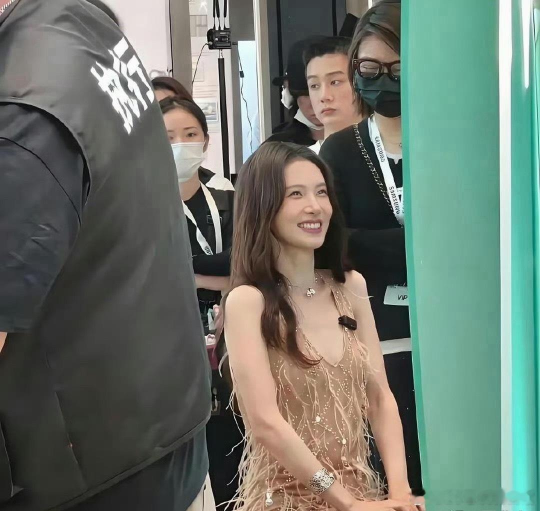 这是金晨吗？差点没认出来。电视上看起来一般般，没想到真人这么好看！