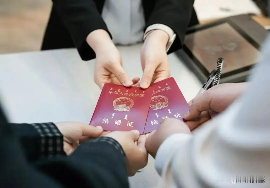 新疆乌鲁木齐，女儿结婚时，男方拿出一套婚房房产作为婚房，女方父母为表诚意，主动出