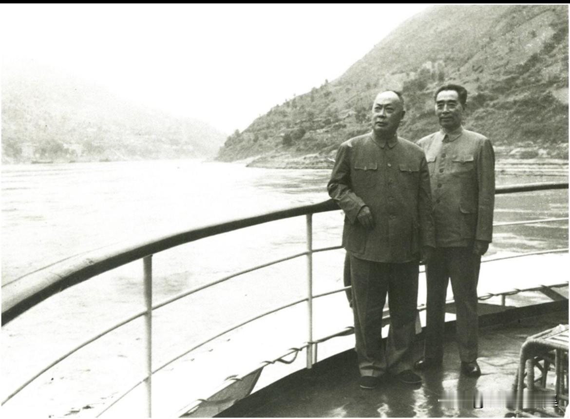 1965年9月26日，周恩来总理与陈毅副总理在从重庆前往武汉的船上合影。此次乘船