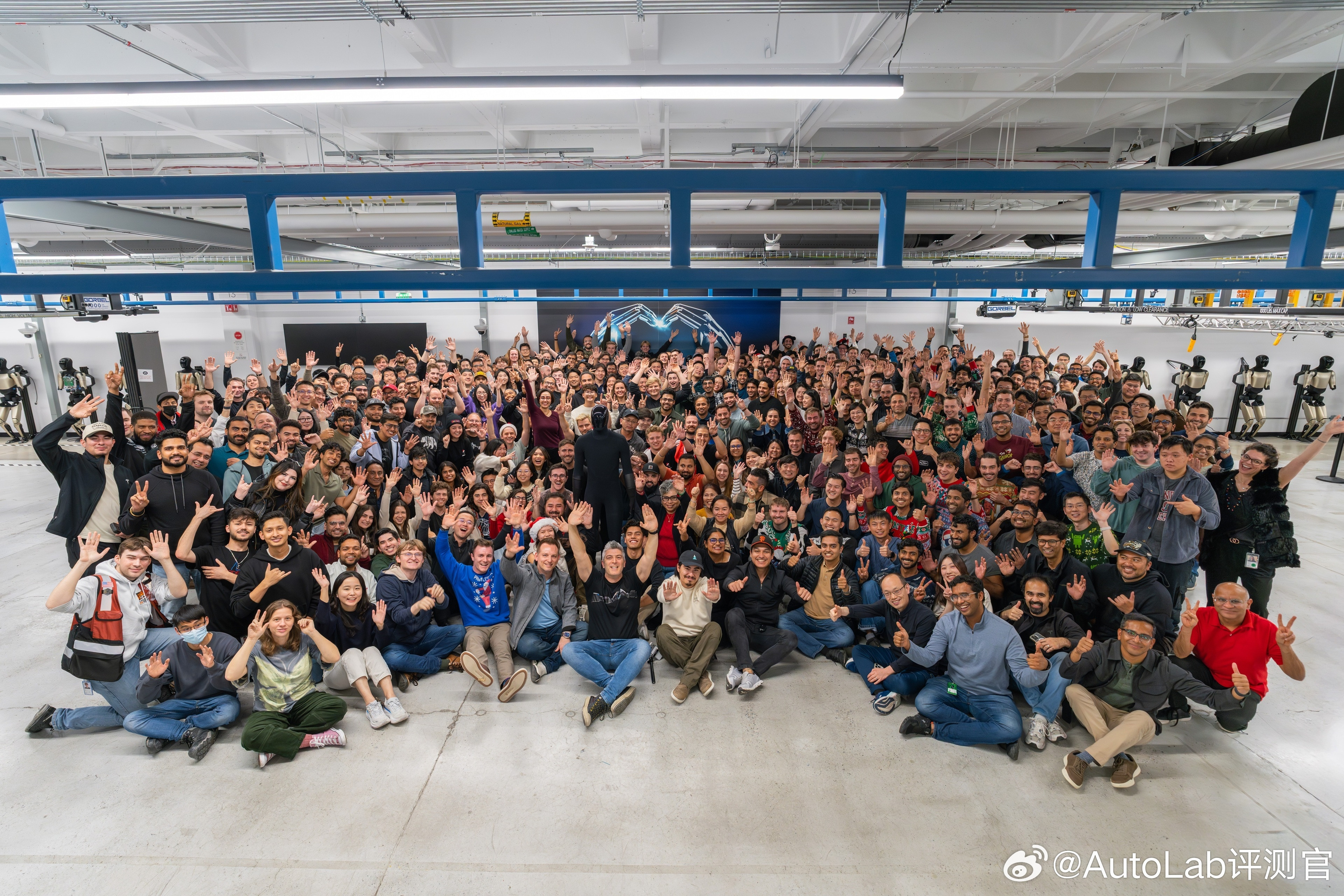 特斯拉的总监兼Optimus项目负责人分享了照片图片中间位置展示了一个大概率是第