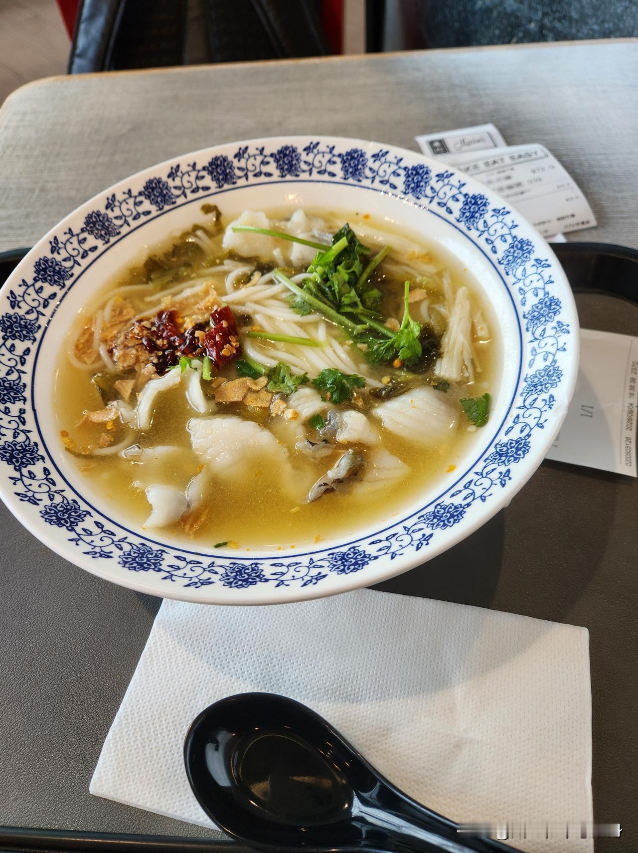 香港机场吃不饱在香港机场转机，要等4个小时，就买点东西吃。没有麦当劳肯德基，