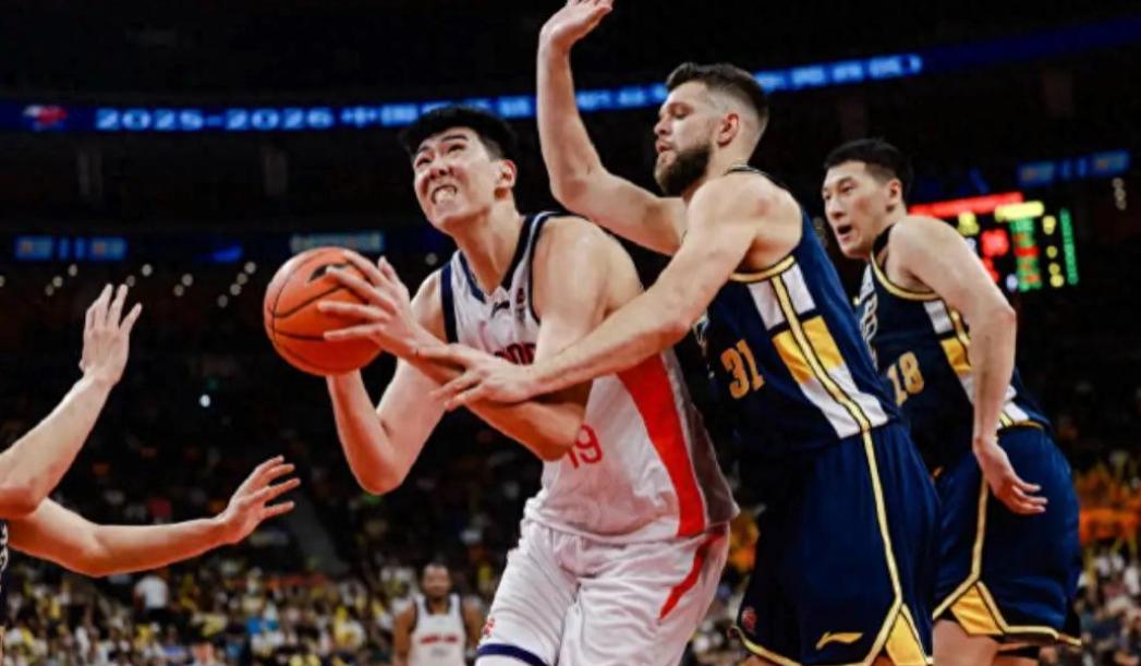 2026年4月28日晚，惨遭广州男篮击败后陷入被动，广东男篮杜锋与教练组痛定思痛