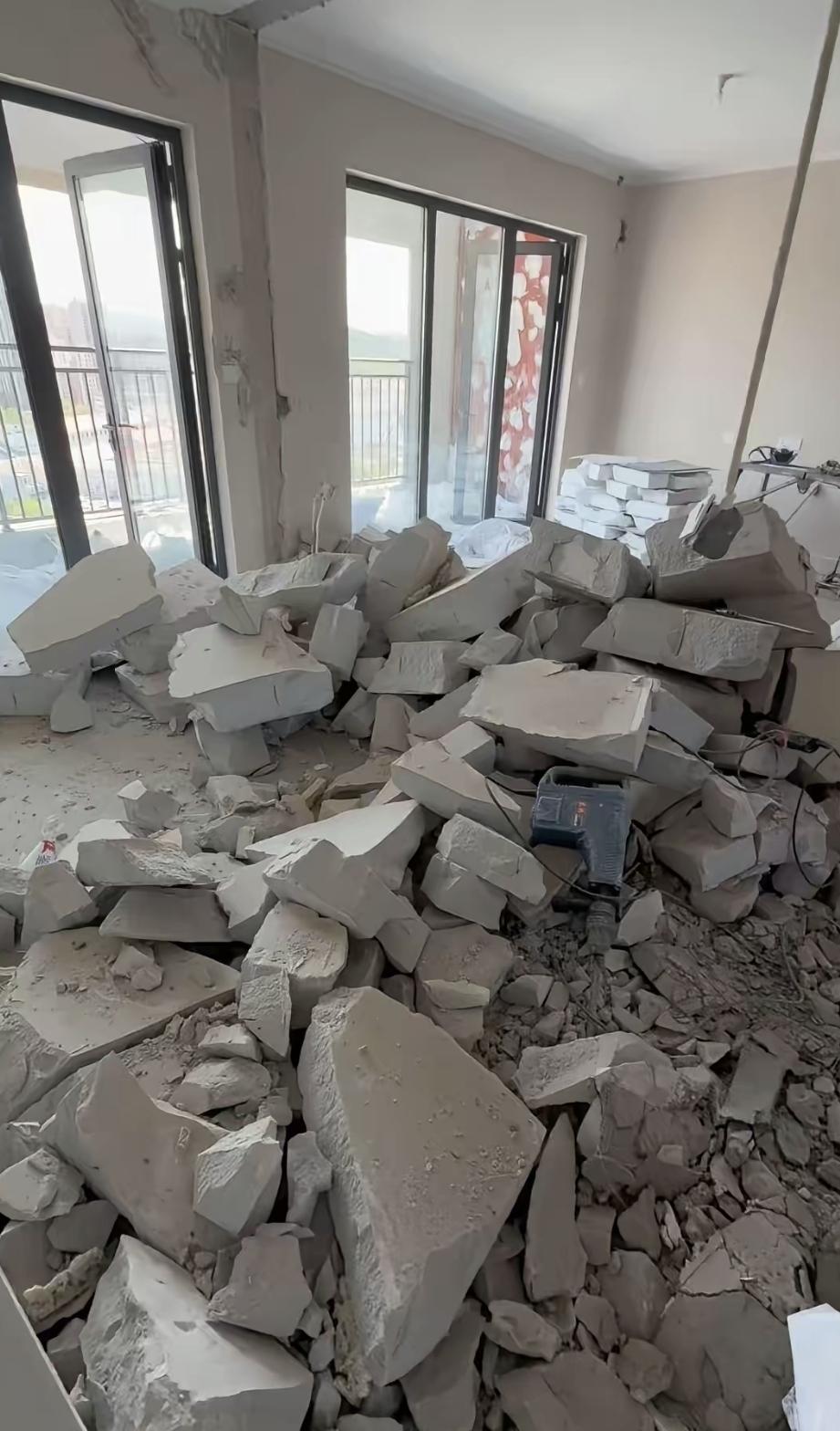 前几天装修想砸点墙，师傅说要四千块。心想太贵了，不如自己来省点钱，还能买个洗衣机