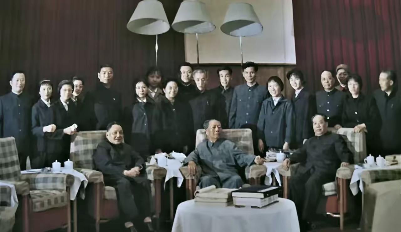 我没想到这张毛主席晚年的合影，藏着最动人的温情。1975年，主席身体已十分操劳，