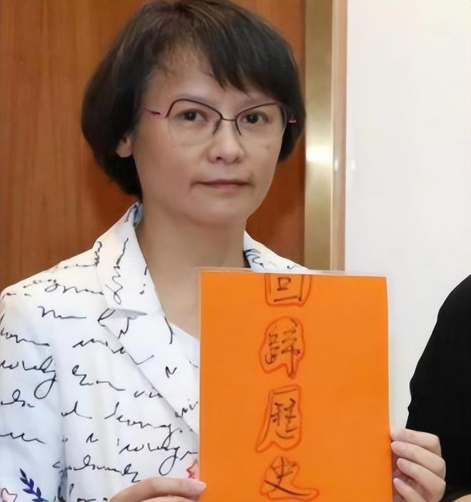 台湾一名语文老师一句话，让14亿人泪目。她说：“大陆要统一，不是要征服，只是想把