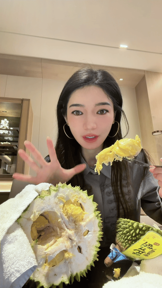 代斯手扒王濛送的榴莲这个代斯，在浪姐台下好像一只小仓鼠，吃各种零食，这次居然