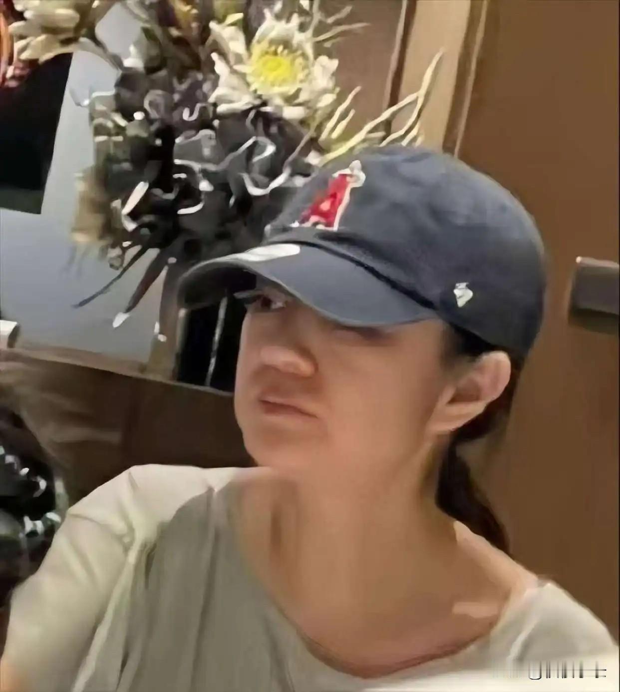 45岁安以轩带女儿聚餐，素颜僵又肿还歪嘴，本人瘦成皮包骨不敢认。皮肤衰老严重，抬