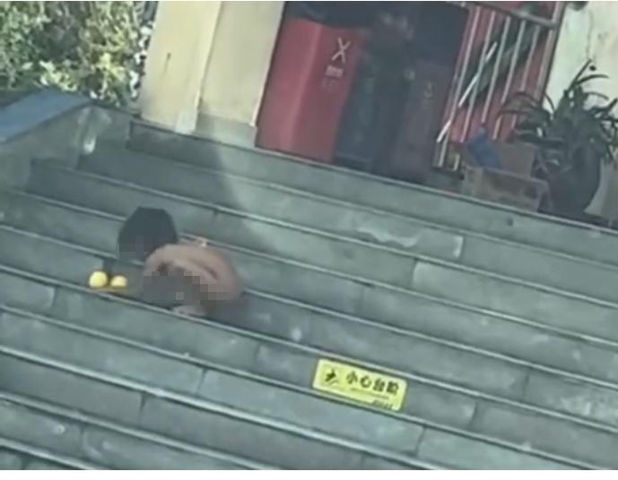 10月16日，有网友向潮新闻记者报料称，昨天在四川雅安石棉县，看到一个家庭带着一