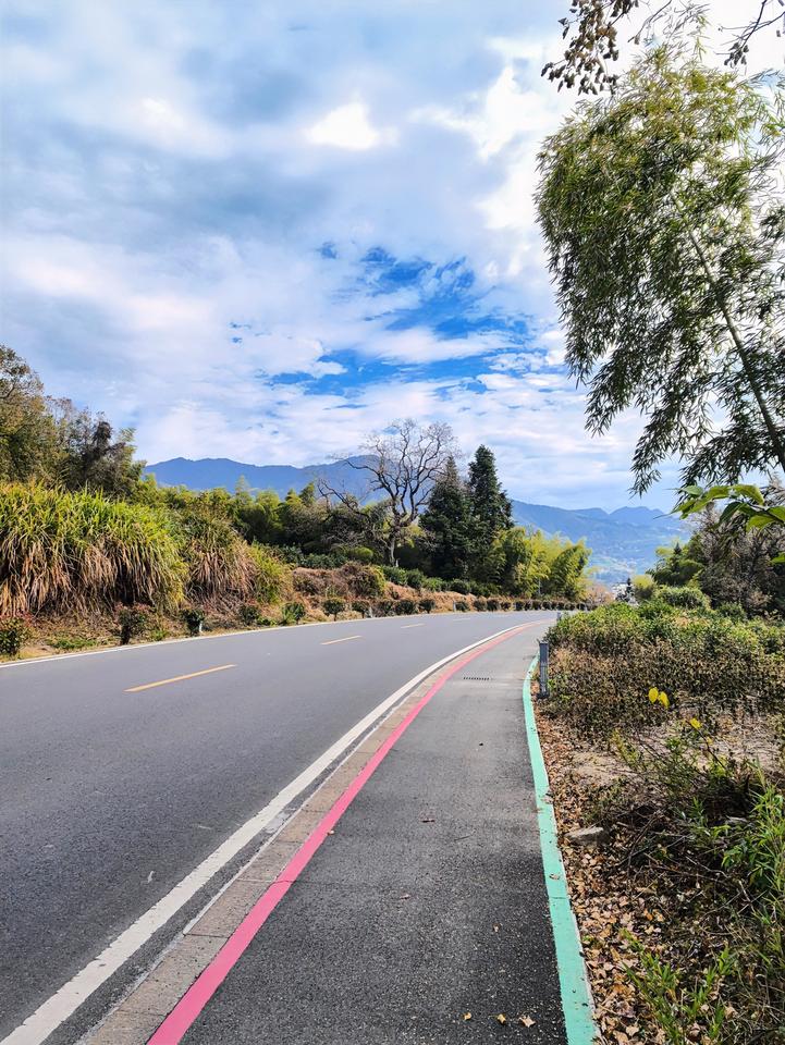 一个人从卢村散步到宏村，走的全身冒汗，特别的喜欢山和水，可能是和小时候的生活习惯