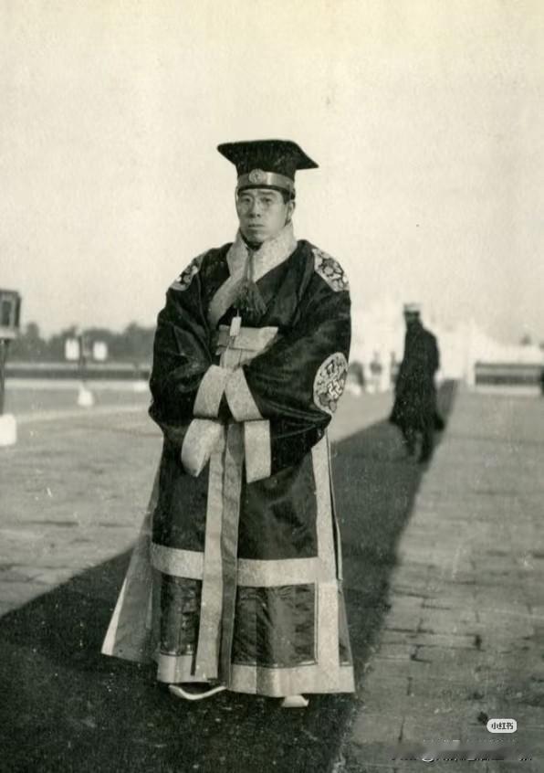 1913年袁世凯祭天大典老照片在1911年辛亥革命彻底结束帝制时代以后，作为封