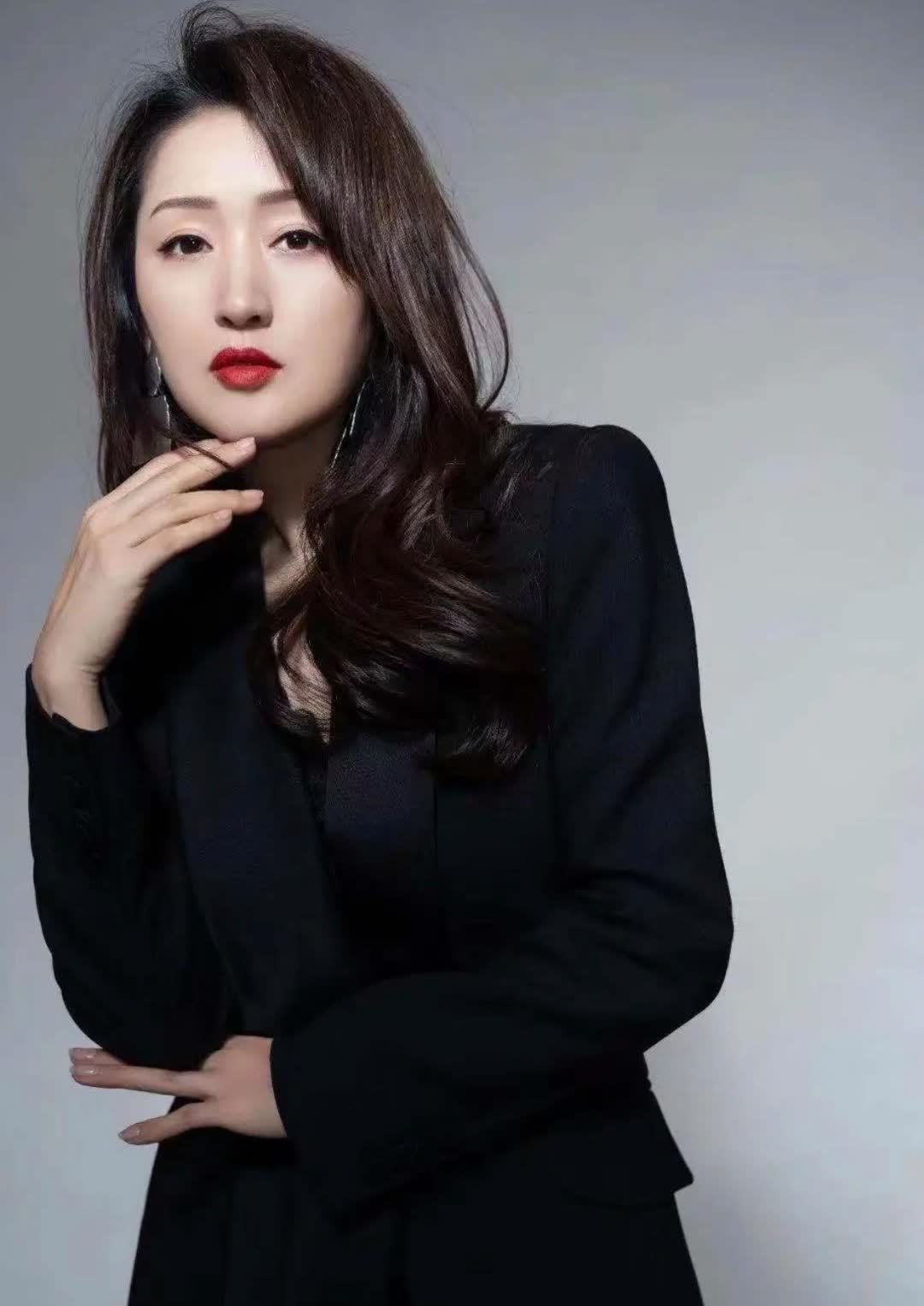杨钰莹流着泪讲：后来我才晓得，赖文峰从监狱出来后，每天晚上都喝得酩酊大醉。之前他