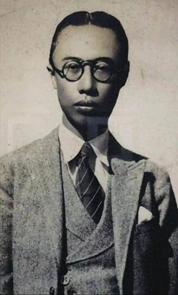 晚上，12岁的溥仪，被十几个宫女摁在床上玩游戏。他很兴奋，但玩了很久，还是累了，