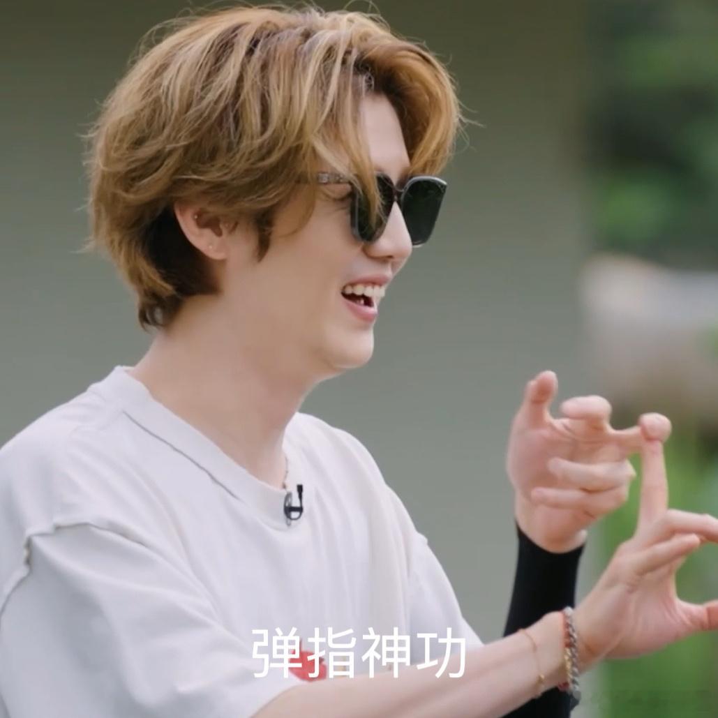 彭昱畅还不懂鹿晗弹指神功有多疼哈哈哈哈哈五哈团里，惩罚提到鹿晗“弹指神功”，别