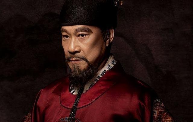 兵部尚书铁铉，被推入滚烫的油锅，油花四溅，太监们的惊叫声此起彼伏。有人试图用铁叉