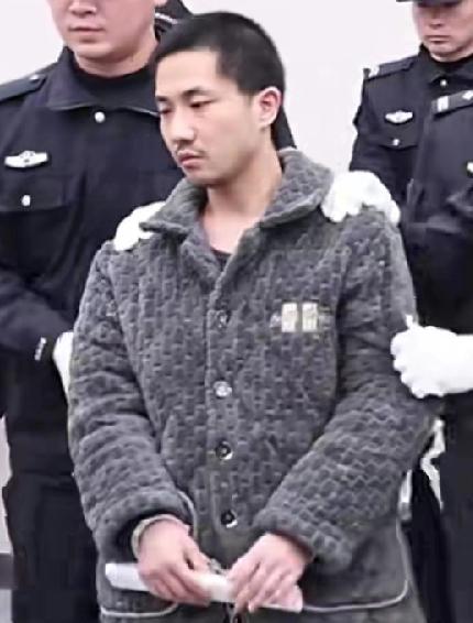 杨恒判13年，看表情，比判死刑的余金生，还沮丧还害怕，走进庭审现场时，垂头丧气、