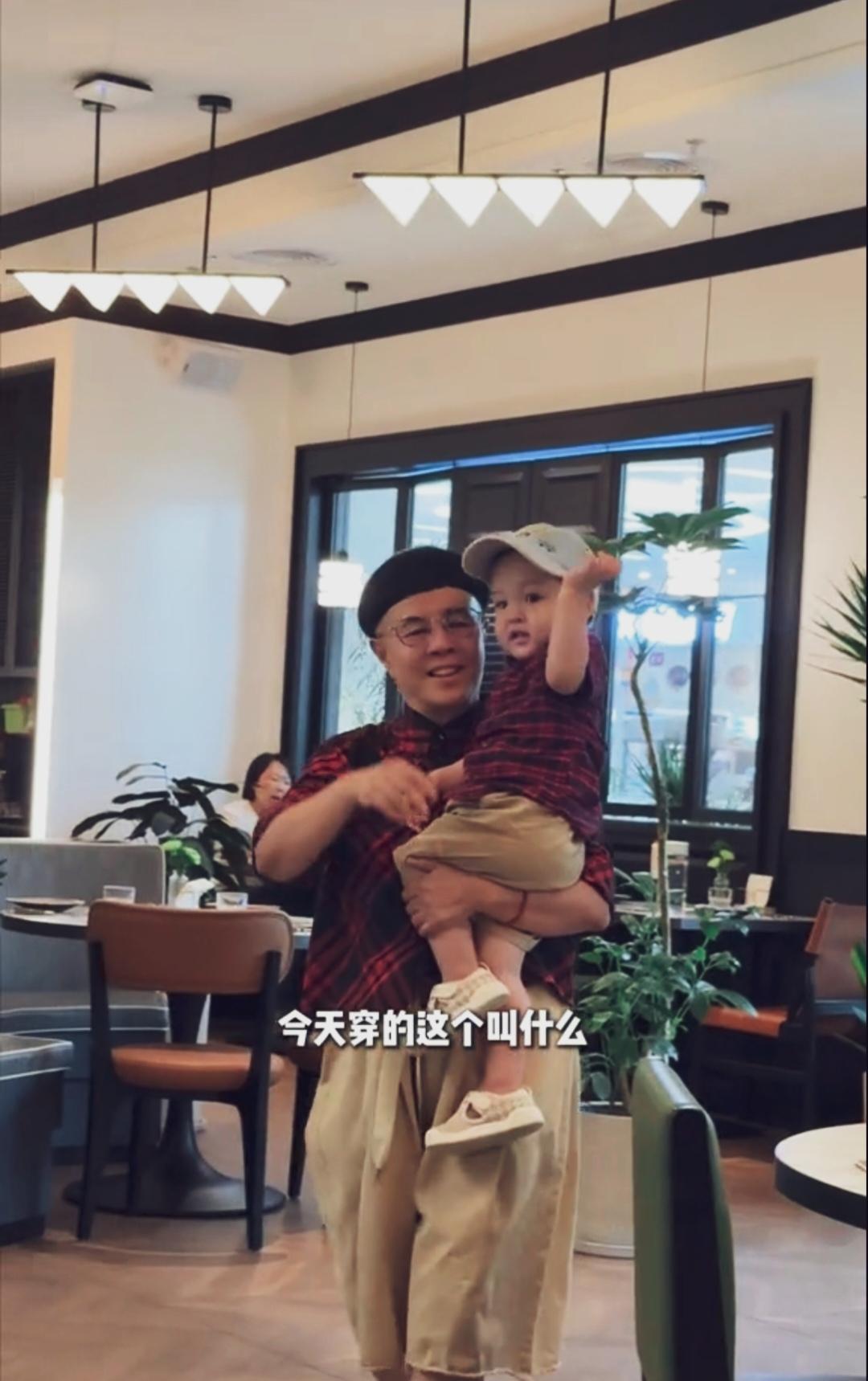 姥姥金宝一样可爱。金龟子姥姥，外孙像你呀！金龟子抱着外孙自嘲祖孙同穿“姥孙装”