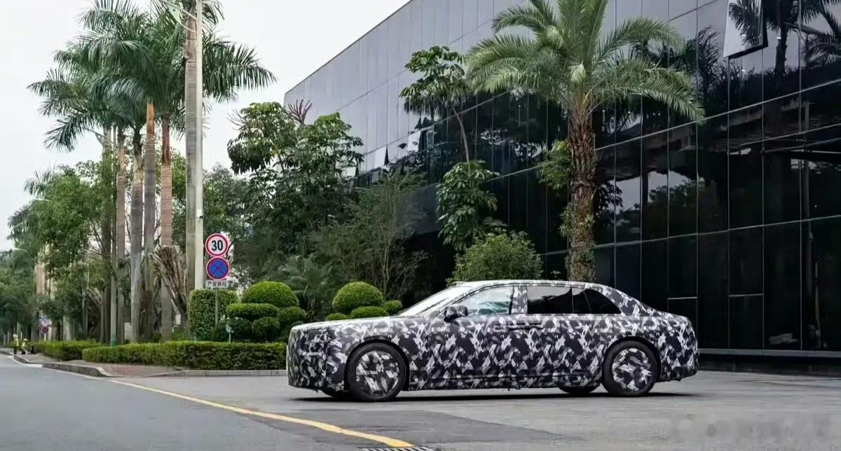 仰望轿车路试，回望长城轿车梦 仰望超豪华行政轿车路试谍照近期引发行业关注。车长超5.4米，瞄准百万级